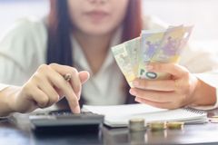 So viel Geld solltet ihr in jedem Alter gespart haben