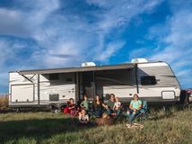 Tiny Home: Familie lebt zu siebt in Wohnmobil und renoviert Campinvans