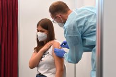 Vollständige Impfung halbiert das Risiko, nach einer Infektion Long Covid zu bekommen, zeigt eine britische Studie