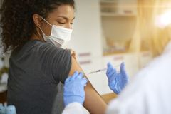 Corona-Impfstoff: Immunantwort sinkt bei Biontech mehr als bei Moderna