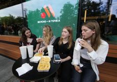 Eine Reporterin hat den neuen russischen „McDonald’s“ besucht – diese Unterschiede zum Original sind ihr aufgefallen