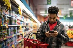 Sparen im Supermarkt: Was taugen die Apps von Aldi, Lidl und Co?