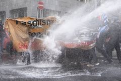 Polizei setzt Wasserwerfer und Gummiknüppel gegen Gegendemonstranten ein