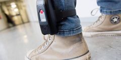 Urteile: Karlsruhe billigt elektronische Fußfessel für Haftentlassene