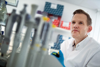 Virologe Hendrik Streeck im Interview: „Wir werden in naher Zukunft das Virus nicht vernichten können“ - PNN